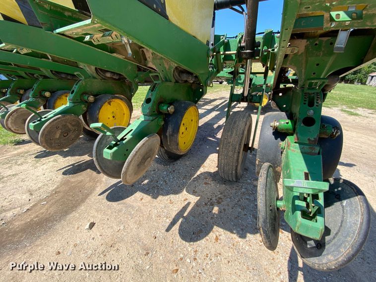 image for item HA9502 John Deere 7200 Max Emerge 2 planter