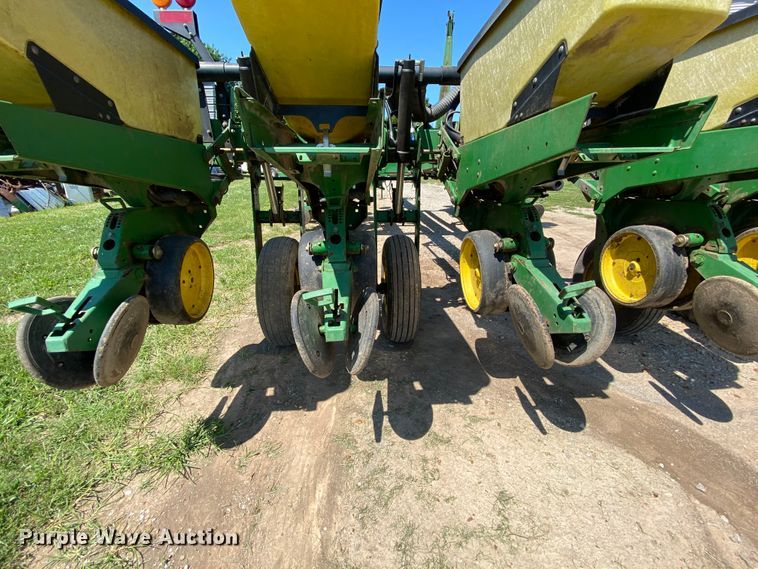 image for item HA9502 John Deere 7200 Max Emerge 2 planter