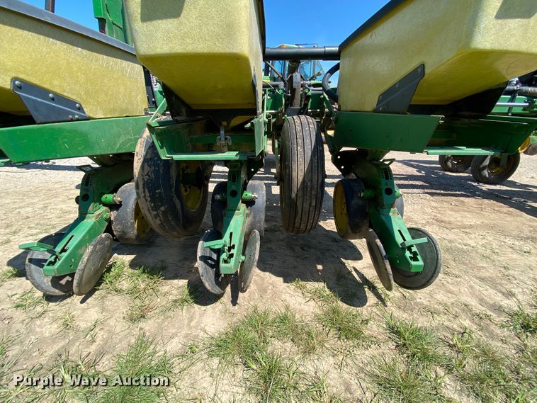 image for item HA9502 John Deere 7200 Max Emerge 2 planter