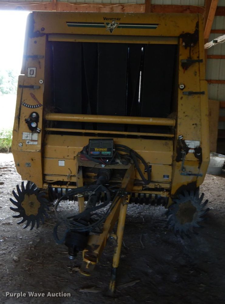 image for item HJ9518 Vermeer 605 Series K  round baler