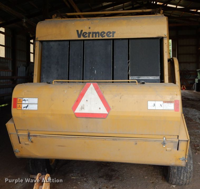 image for item HJ9518 Vermeer 605 Series K  round baler
