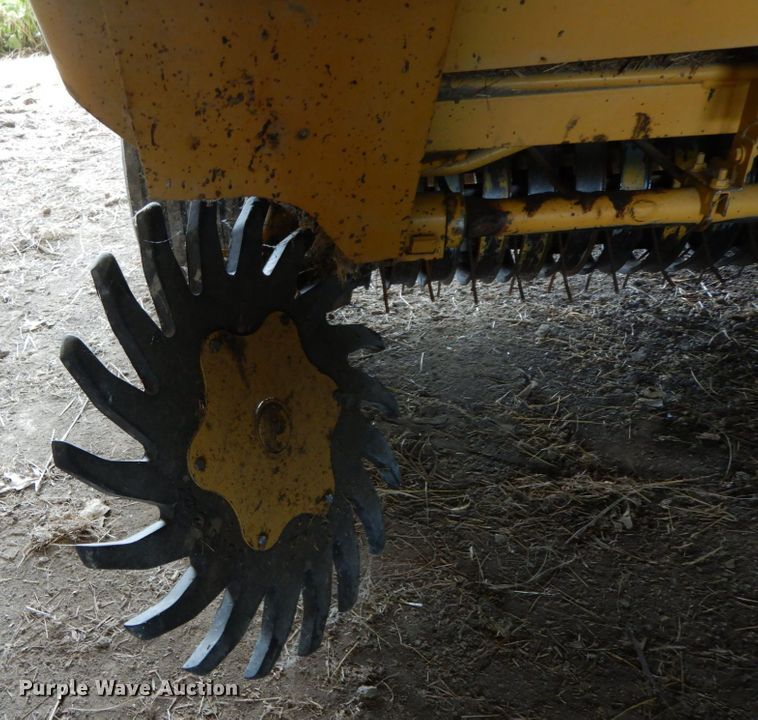 image for item HJ9518 Vermeer 605 Series K  round baler