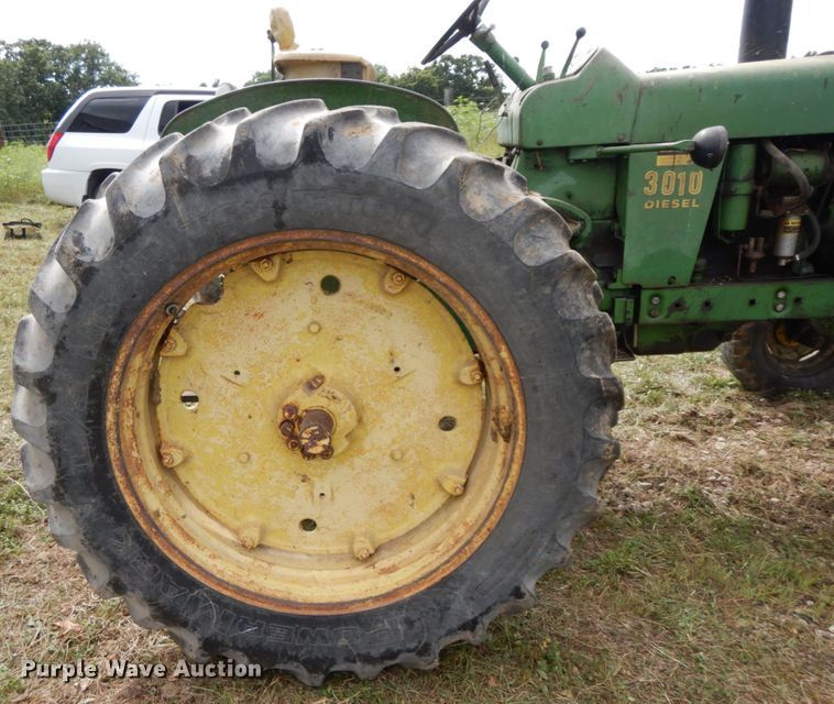 image for item HJ9525 John Deere 3010  tractor