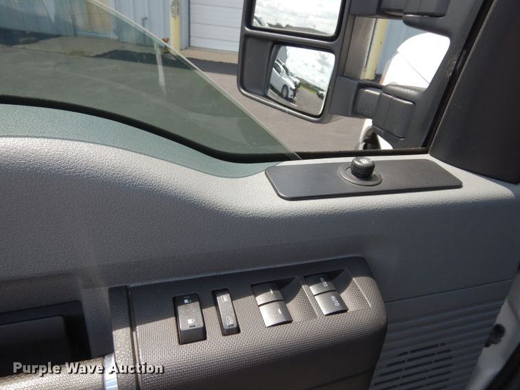 image for item DJ4375 2015 Ford F250 Super Duty XL  Crew Cab utility bed pickup truck