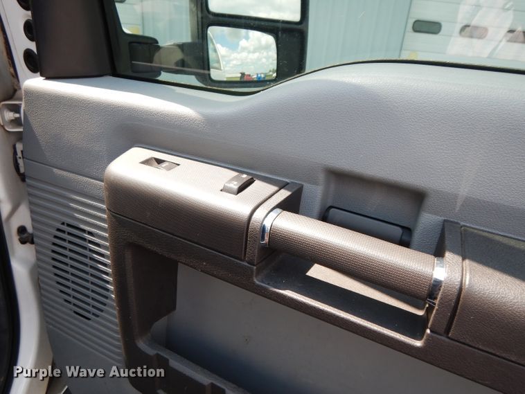 image for item DJ4375 2015 Ford F250 Super Duty XL  Crew Cab utility bed pickup truck