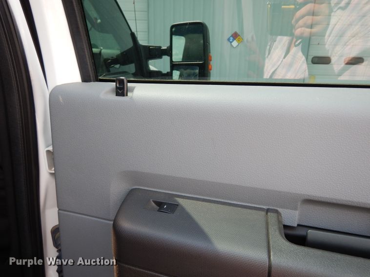 image for item DJ4375 2015 Ford F250 Super Duty XL  Crew Cab utility bed pickup truck