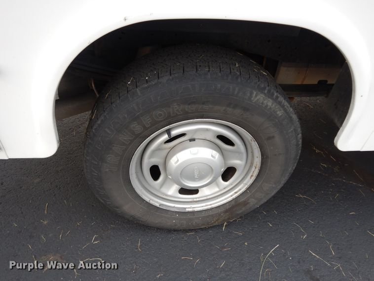 image for item DJ4375 2015 Ford F250 Super Duty XL  Crew Cab utility bed pickup truck