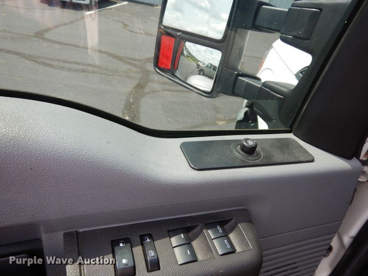 image for item DJ4376 2015 Ford F250 Super Duty XL  Crew Cab utility bed pickup truck