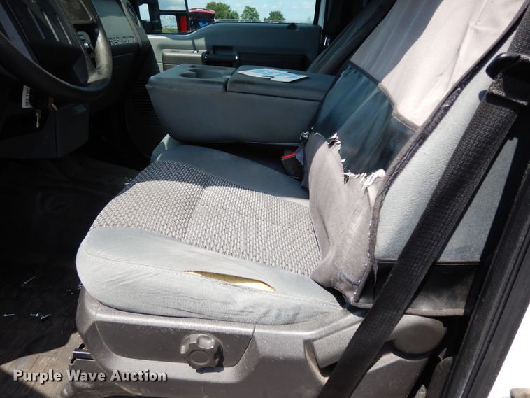 image for item DJ4376 2015 Ford F250 Super Duty XL  Crew Cab utility bed pickup truck