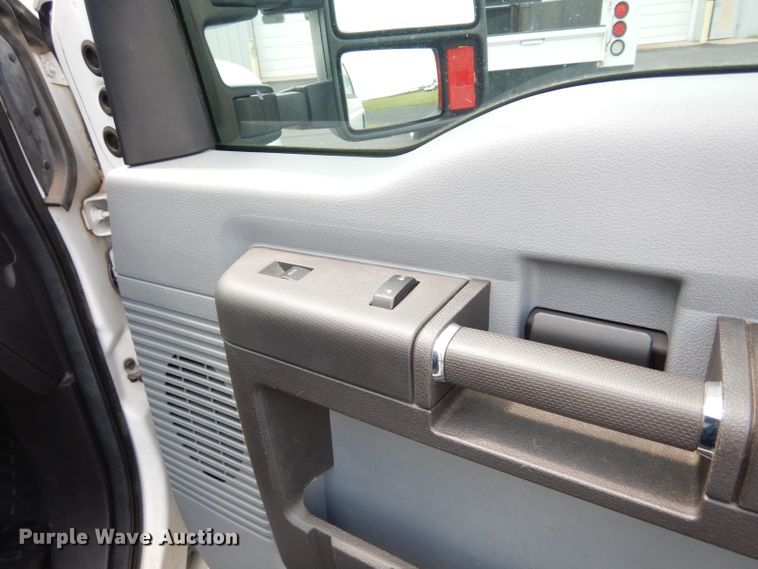 image for item DJ4376 2015 Ford F250 Super Duty XL  Crew Cab utility bed pickup truck