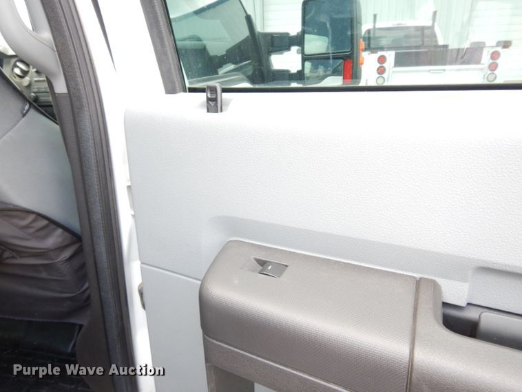 image for item DJ4376 2015 Ford F250 Super Duty XL  Crew Cab utility bed pickup truck