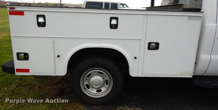 image for item DJ4376 2015 Ford F250 Super Duty XL  Crew Cab utility bed pickup truck