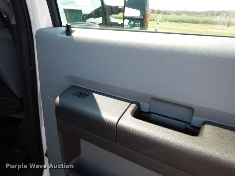 image for item DJ4381 2014 Ford F250 Super Duty XL  Crew Cab utility bed pickup truck