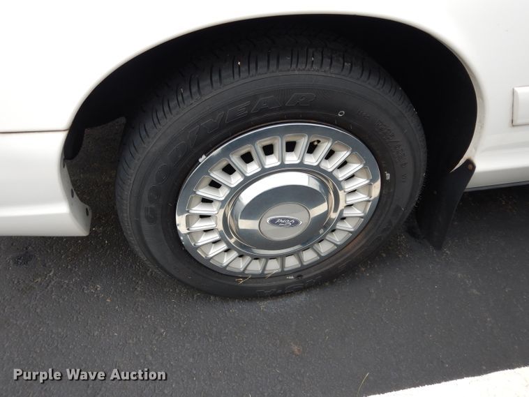 image for item DJ4384 2000 Ford Crown Victoria Police Interceptor