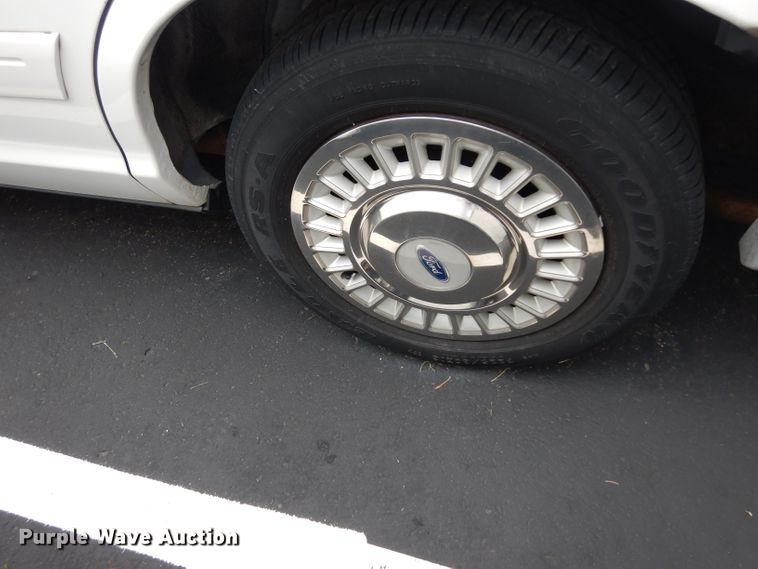 image for item DJ4384 2000 Ford Crown Victoria Police Interceptor