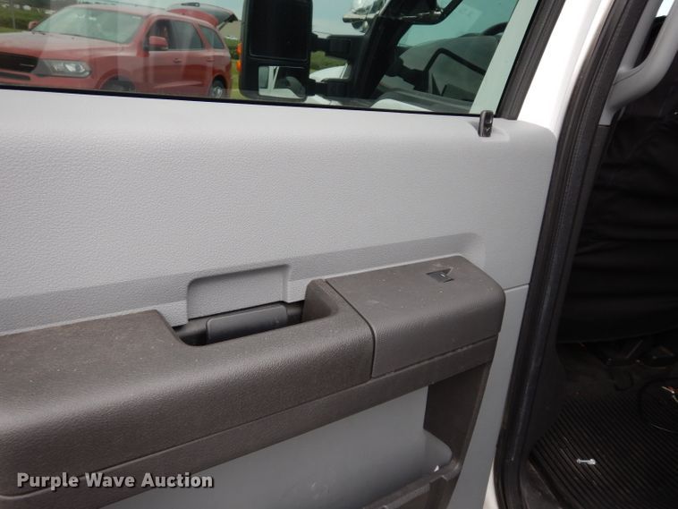 image for item DJ4385 2015 Ford F250 Super Duty  Crew Cab utility bed pickup truck