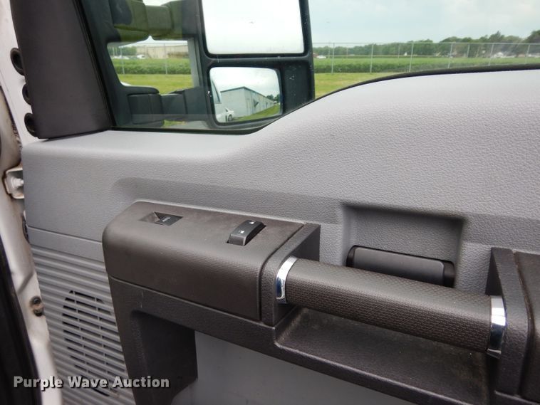 image for item DJ4385 2015 Ford F250 Super Duty  Crew Cab utility bed pickup truck