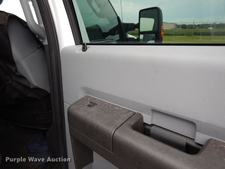 image for item DJ4385 2015 Ford F250 Super Duty  Crew Cab utility bed pickup truck