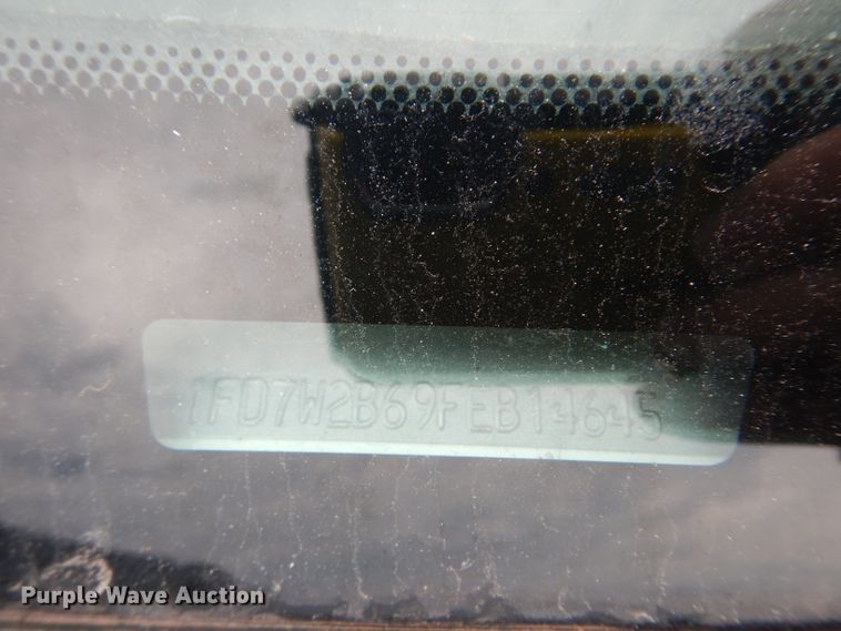 image for item DJ4385 2015 Ford F250 Super Duty  Crew Cab utility bed pickup truck