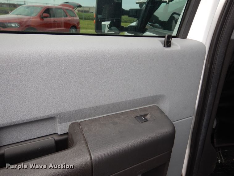 image for item DJ4386 2015 Ford F250 Super Duty XL  Crew Cab utility bed pickup truck