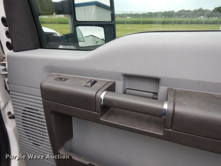 image for item DJ4386 2015 Ford F250 Super Duty XL  Crew Cab utility bed pickup truck