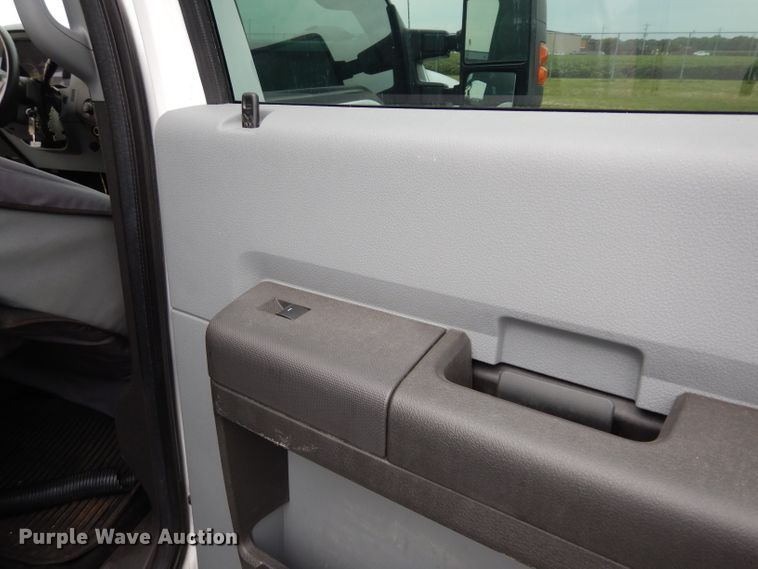 image for item DJ4386 2015 Ford F250 Super Duty XL  Crew Cab utility bed pickup truck