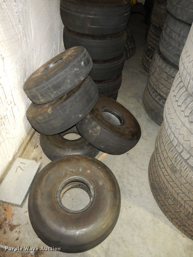image for item HY9549 Approximately 220 tires