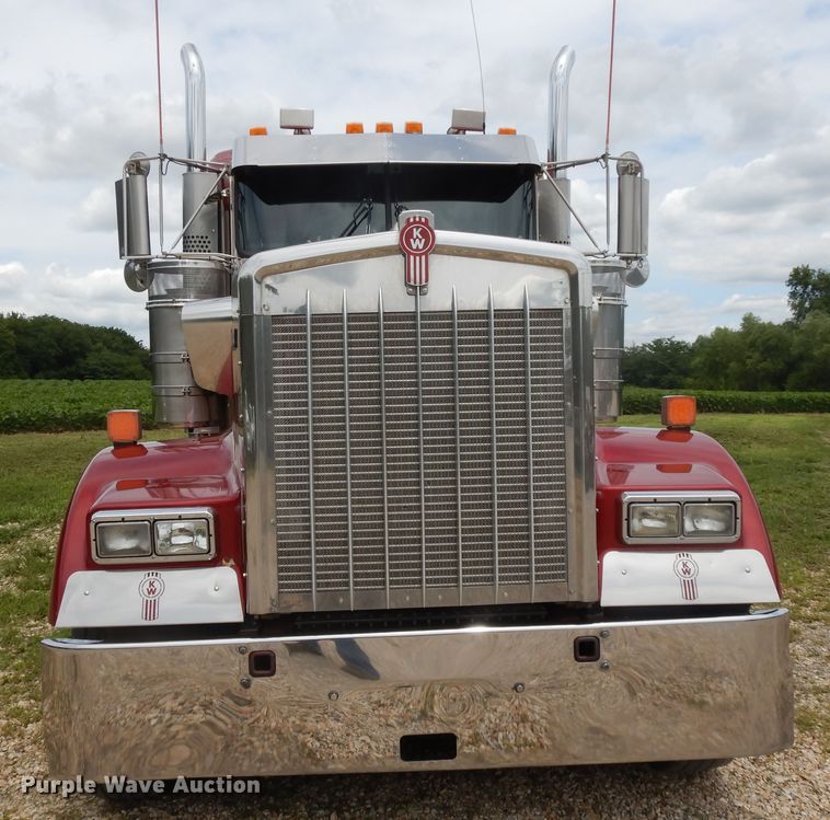 image for item DF5278 2005 Kenworth W900  semi truck