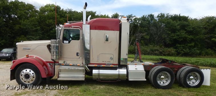 image for item DF5278 2005 Kenworth W900  semi truck