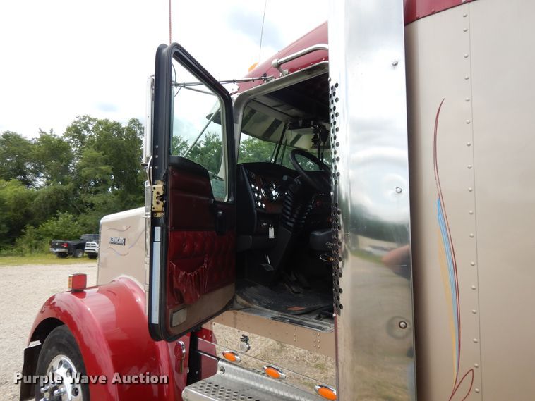 image for item DF5278 2005 Kenworth W900  semi truck