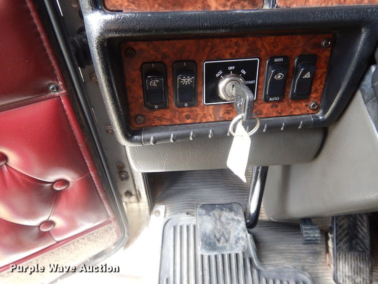 image for item DF5278 2005 Kenworth W900  semi truck