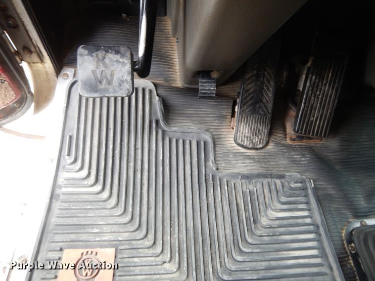 image for item DF5278 2005 Kenworth W900  semi truck