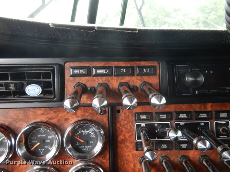 image for item DF5278 2005 Kenworth W900  semi truck