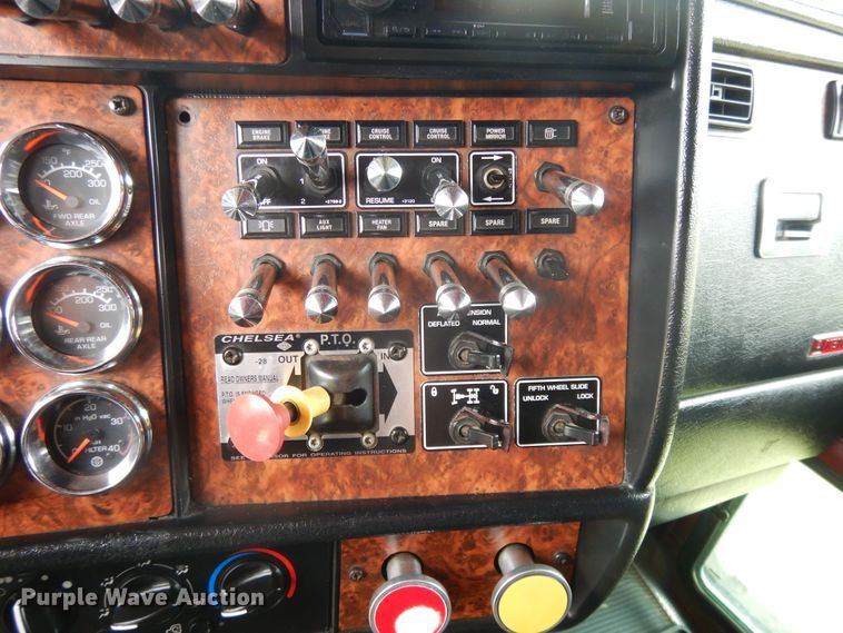 image for item DF5278 2005 Kenworth W900  semi truck