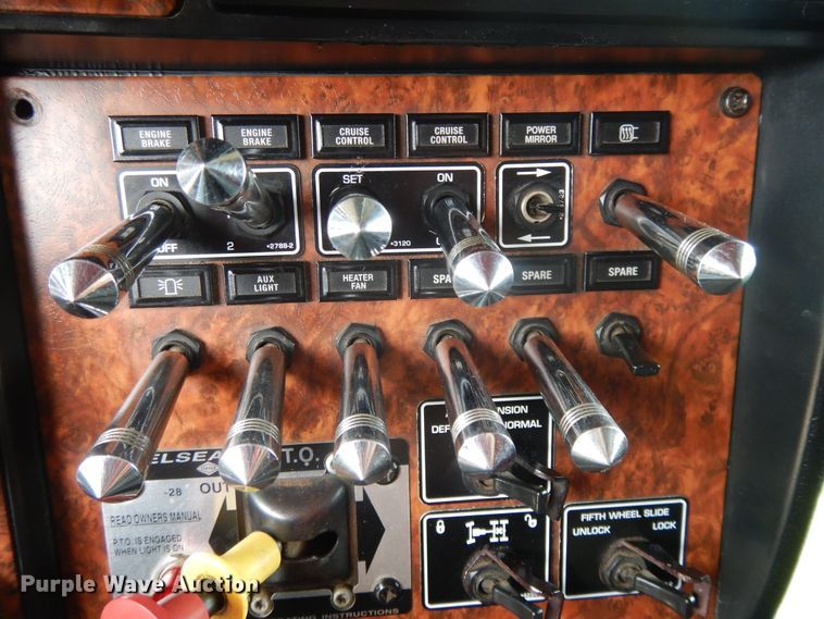 image for item DF5278 2005 Kenworth W900  semi truck