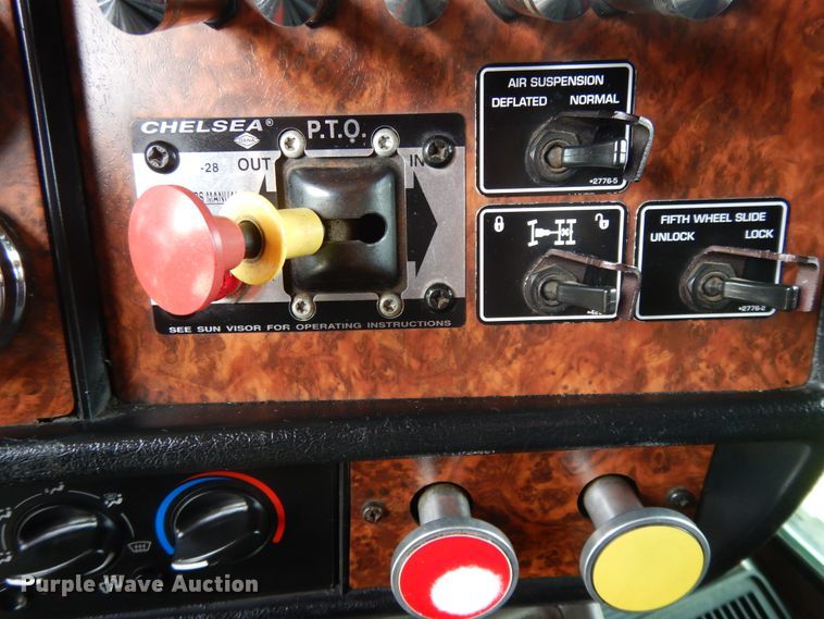 image for item DF5278 2005 Kenworth W900  semi truck