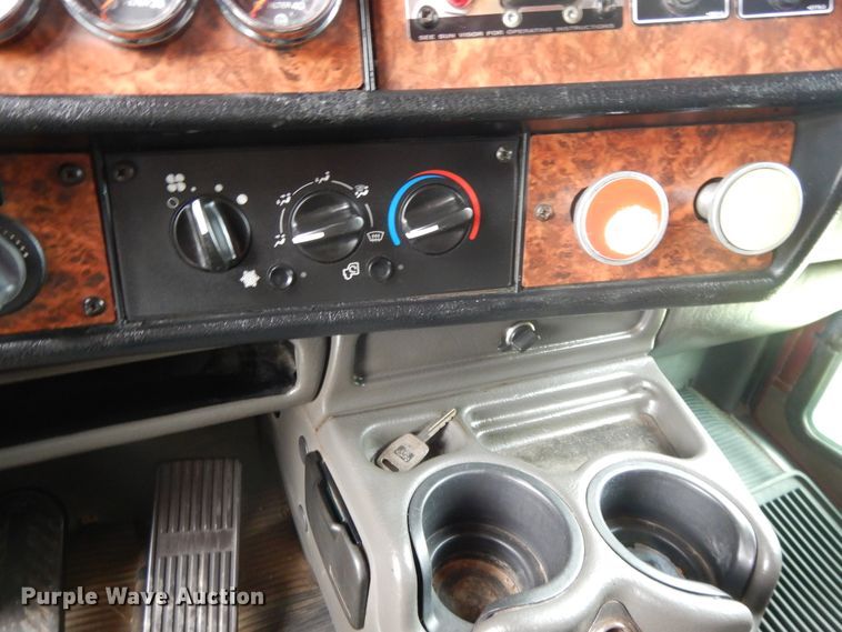 image for item DF5278 2005 Kenworth W900  semi truck