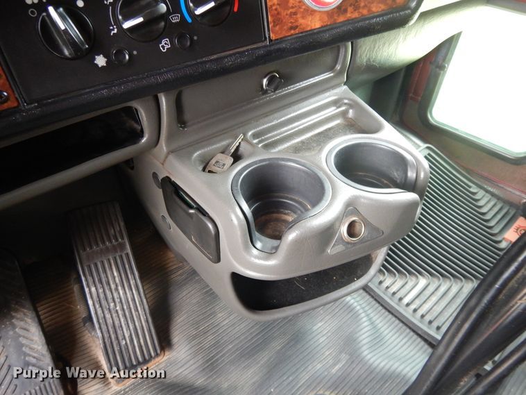 image for item DF5278 2005 Kenworth W900  semi truck