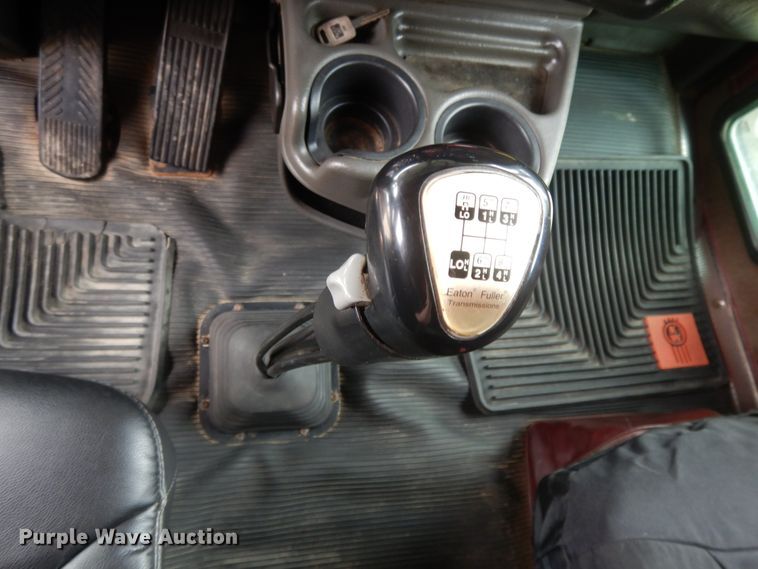 image for item DF5278 2005 Kenworth W900  semi truck