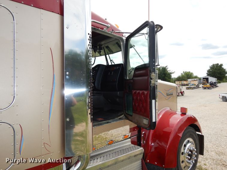 image for item DF5278 2005 Kenworth W900  semi truck