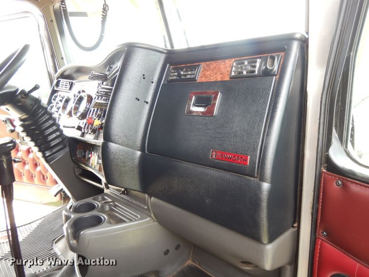 image for item DF5278 2005 Kenworth W900  semi truck