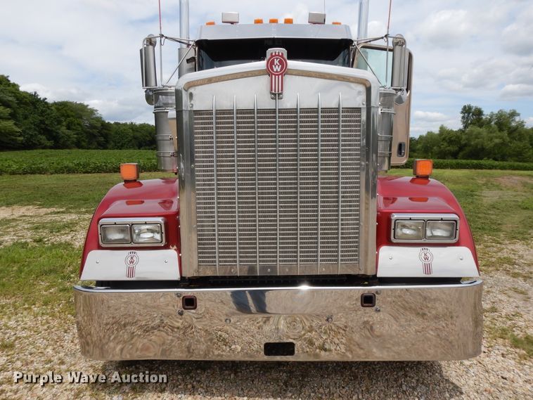 image for item DF5278 2005 Kenworth W900  semi truck