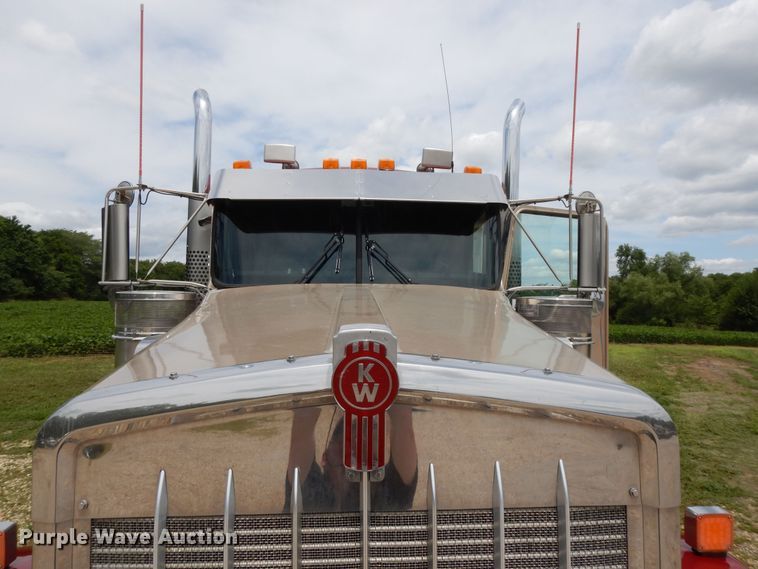 image for item DF5278 2005 Kenworth W900  semi truck