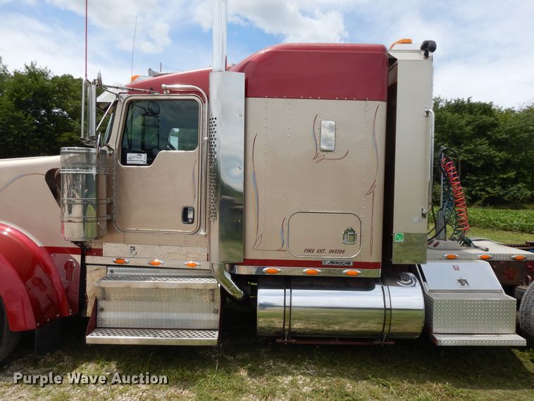 image for item DF5278 2005 Kenworth W900  semi truck