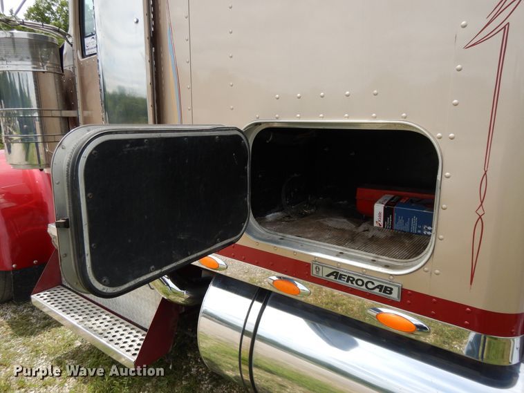 image for item DF5278 2005 Kenworth W900  semi truck