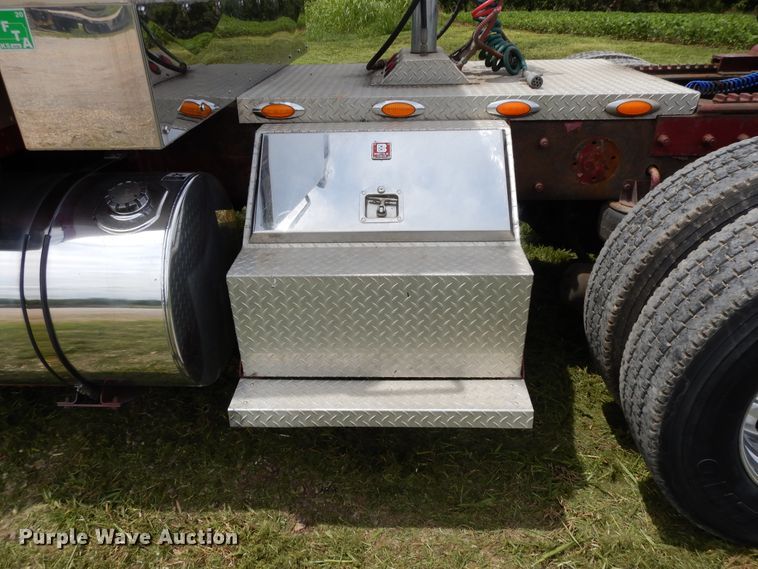 image for item DF5278 2005 Kenworth W900  semi truck