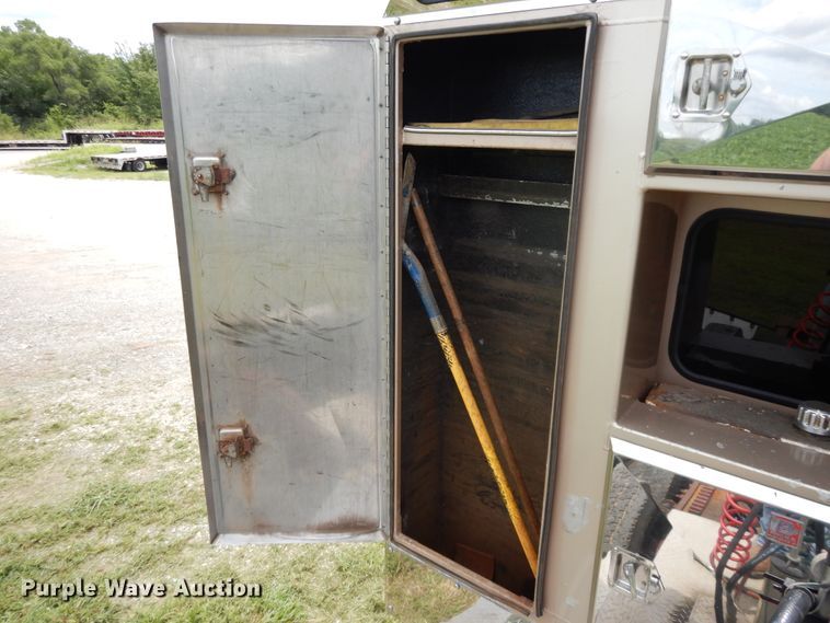 image for item DF5278 2005 Kenworth W900  semi truck