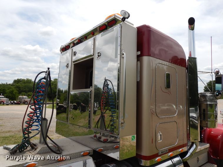 image for item DF5278 2005 Kenworth W900  semi truck