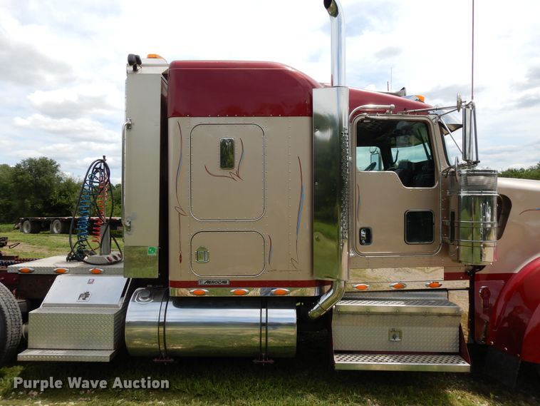 image for item DF5278 2005 Kenworth W900  semi truck