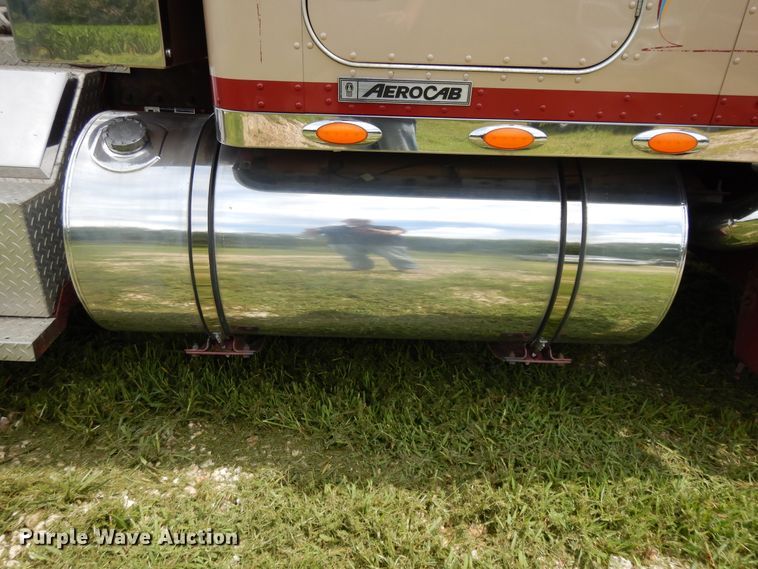 image for item DF5278 2005 Kenworth W900  semi truck